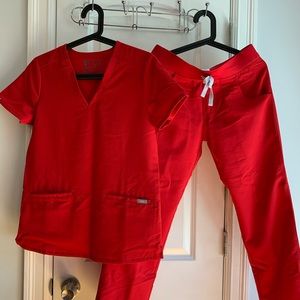 FIGS - Casma Three-Pocket Scrub Top and Kade Cargo Scrub Pants Women’s scrub set